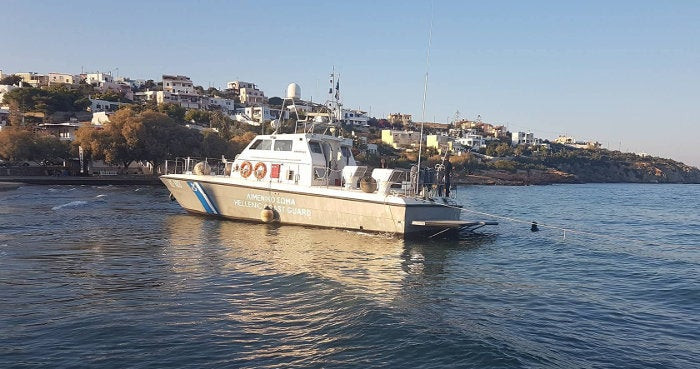 Σκάφος του Λιμεναρχείου Σύρου άρχισε να βάζει νερά (βίντεο)